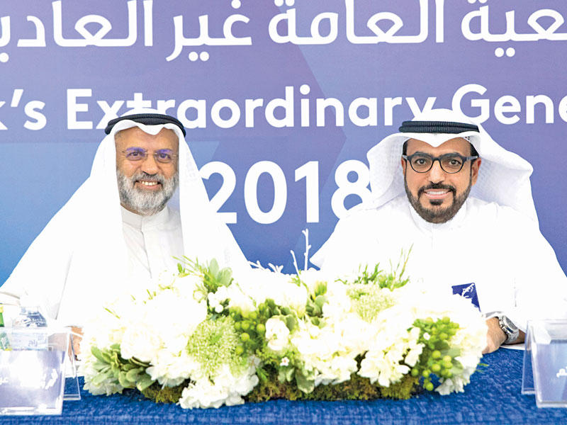 الحوطي والغانم خلال «العمومية» أمس