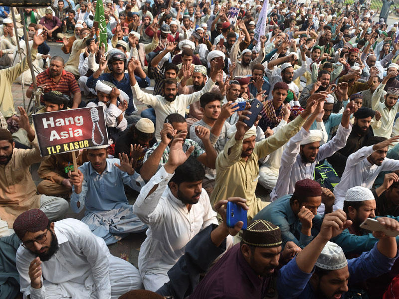 مؤيدون من حزب الله شرق باكستان، وهو حزب سياسي ديني متشدد يهتف بشعارات خلال احتجاج ضد قرار المحكمة بإلغاء إدانة امرأة مسيحية