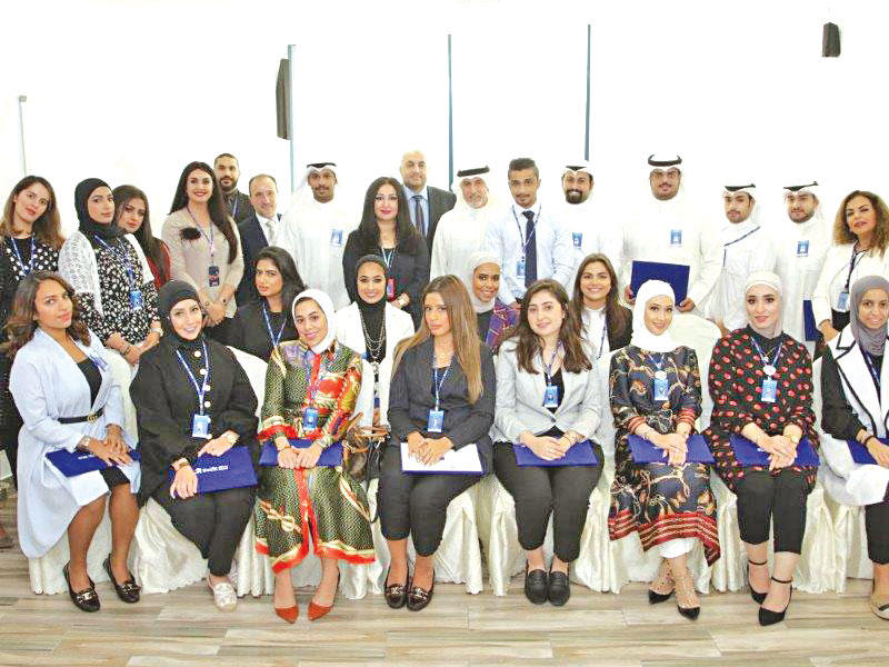 لقطة جماعية مع خريجي البرنامج