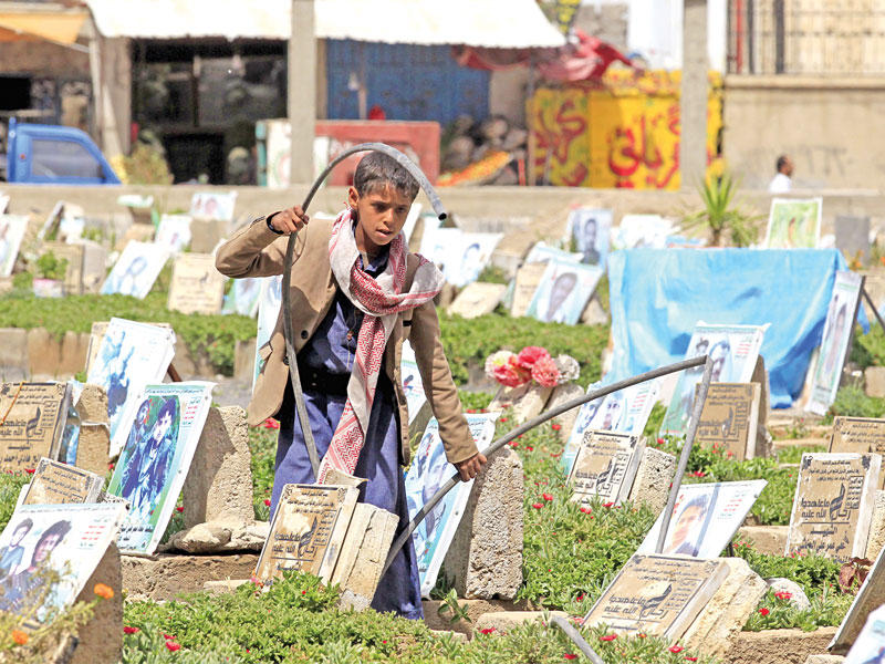 صبي داخل مقبرة للمقاتلين الحوثيين بصنعاء أمس الأول       (إي بي أيه)