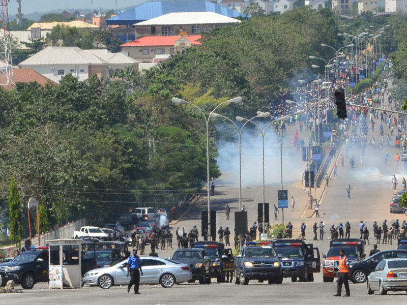 ضباط الشرطة النيجيرية يطلقون الغاز المسيل للدموع على مؤيدي الحركة الإسلامية في نيجيريا