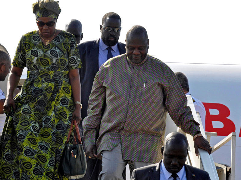زعيم المتمردين في جنوب السودان ريك ماشار وزوجته أنجلينا تيني من الطائرة بعد وصولهما إلى مطار جوبا