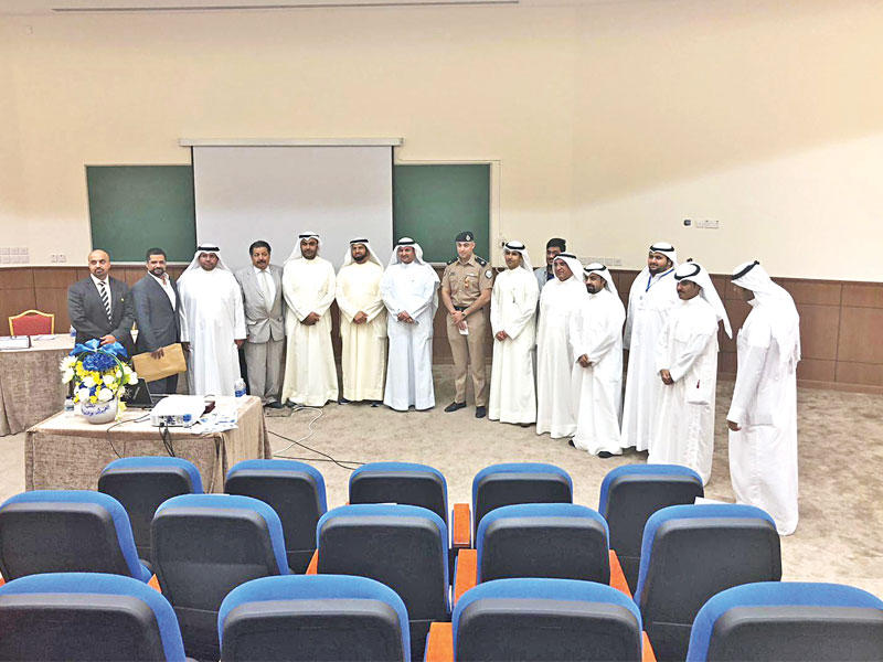 صورة جماعية لمحاضري الندوة 