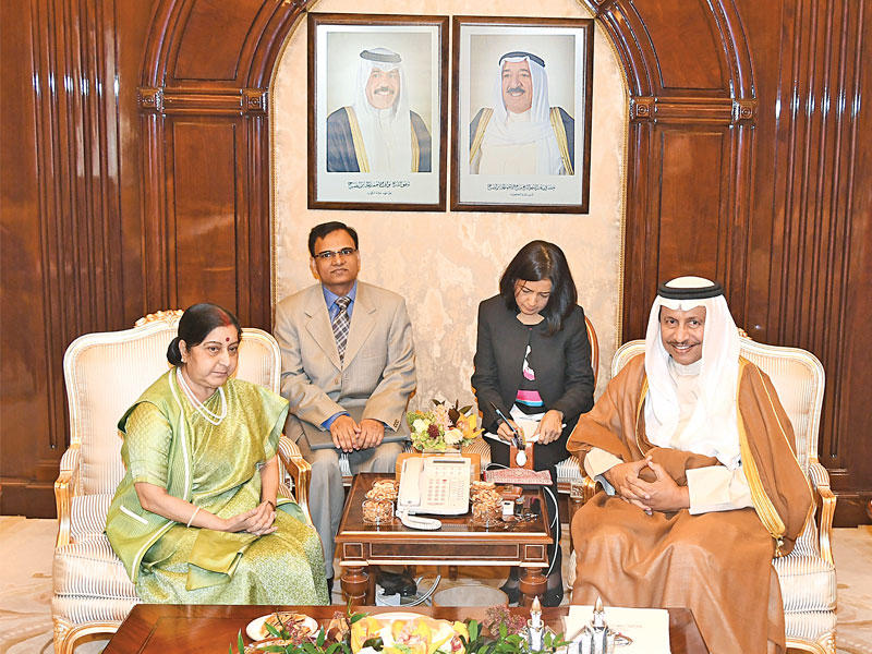 المبارك مستقبلاً وزيرة الخارجية الهندية أمس