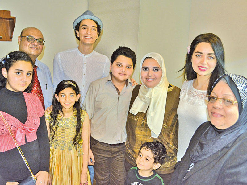 هبة مجدي ومحمد محسن مع العائلة