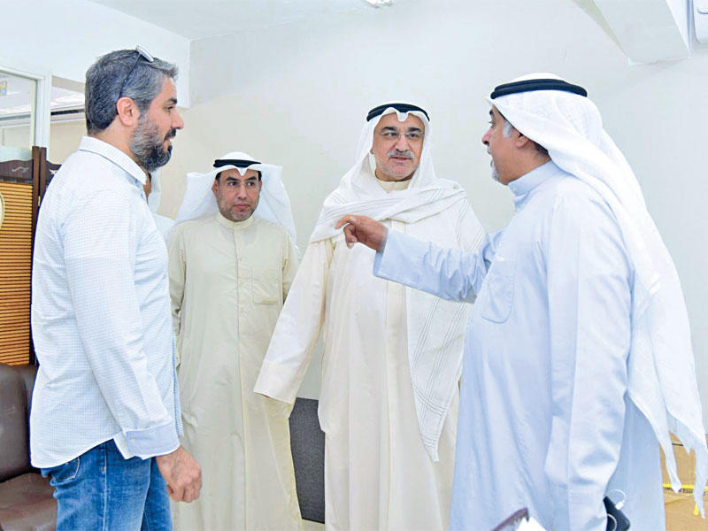 جانب من الجولة التفقدية للدشتي في «مركز الفحيحيل البحري» أمس