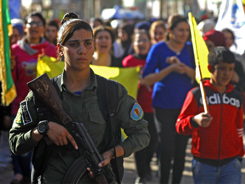 أكراد سوريون يتظاهرون في القامشلي أمس الأول احتجاجاً على القصف التركي (ا ف ب)