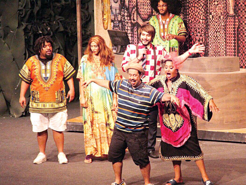 هيا الشعيبي في مشهد من مسرحية «جنوب إفريقيا»