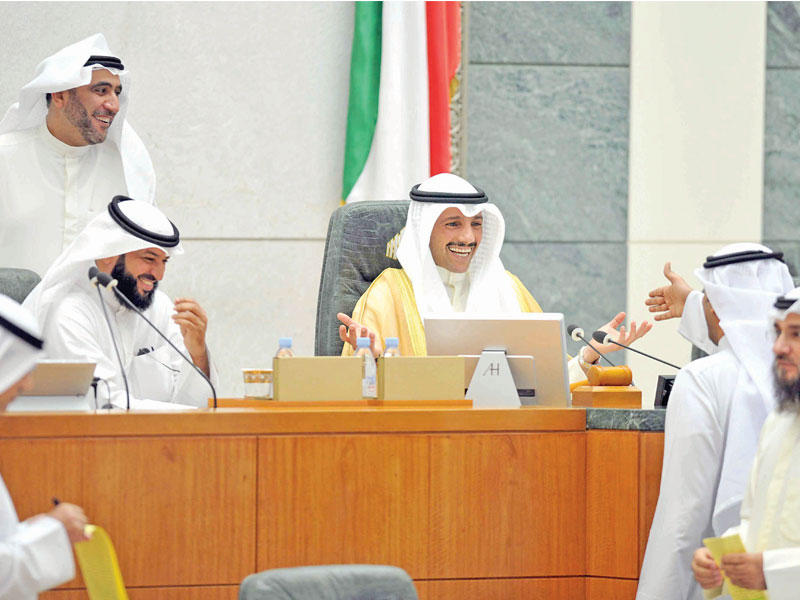 الغانم في حوار ضاحك مع النواب