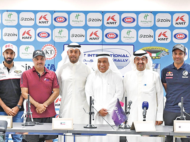 الخشتي والشيخ عذبي الصباح يتوسطان المتسابقين في الرالي أثناء المؤتمر الصحافي