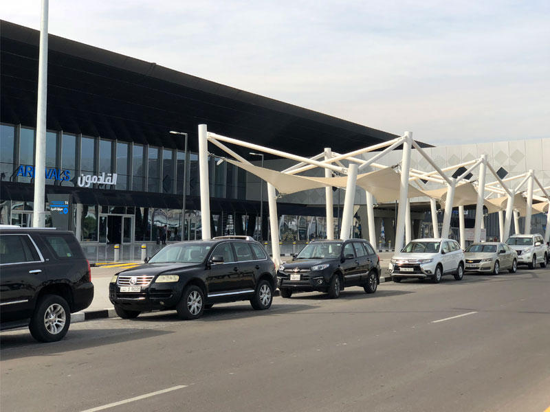 جانب من الفوضى اليومية أمام صالة «القادمون» في T4n