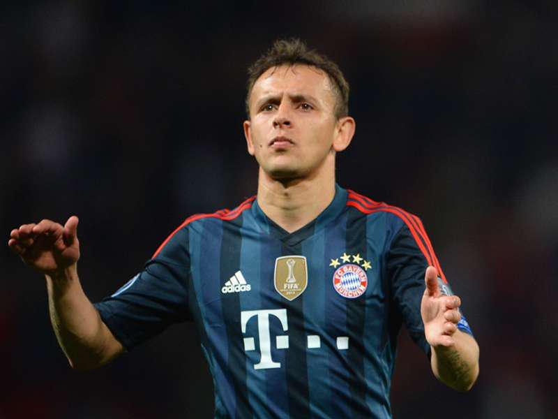 البرازيلي رافينيا لاعب نادي بايرن ميونيخ الألماني لكرة القدم