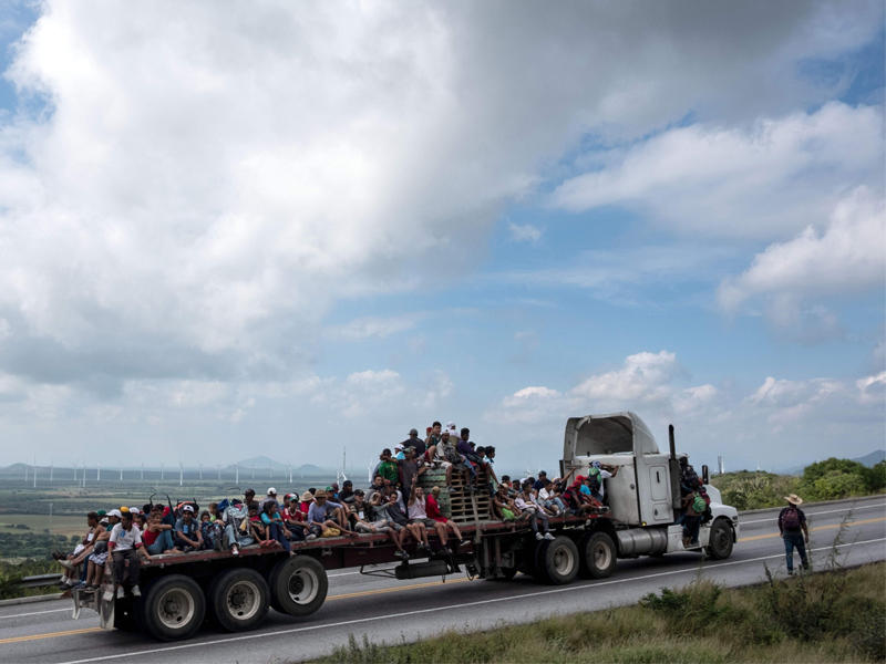 مهاجرون على متن شاحنة يتقدمون داخل أراضي المكسيك باتجاه الحدود الأميركية (أ ف ب)