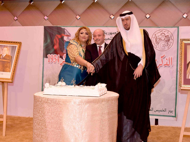  العفاسي والسفير الجزائري وحرمه يقطعون قالب الحلوى