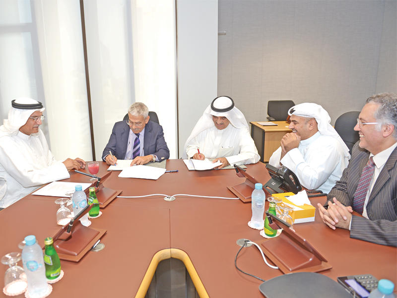 جانب من توقيع الاتفاقية