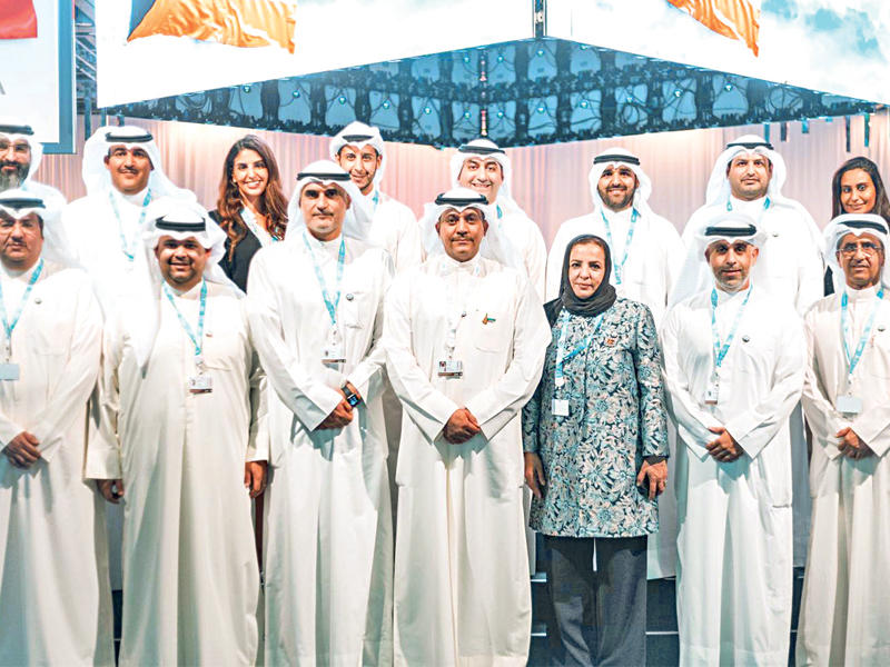 الأذينة متوسطا المشاركين في المؤتمر