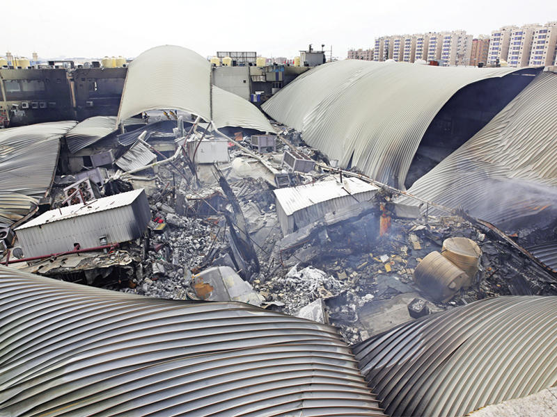 سقف المجمع كما بدا بعد الحريق   (تصوير جورج ريجي)