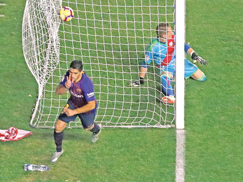 سواريز نجم برشلونة يحرز هدفاً في مرمى رايو فايكانو