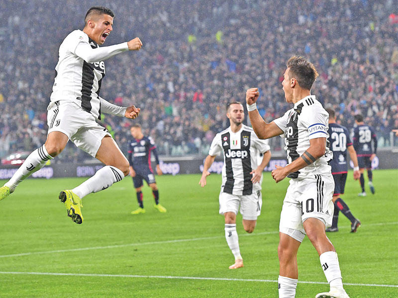 فرحة لاعبي يوفنتوس بعد إحراز الهدف الأول في مرمى كالياري