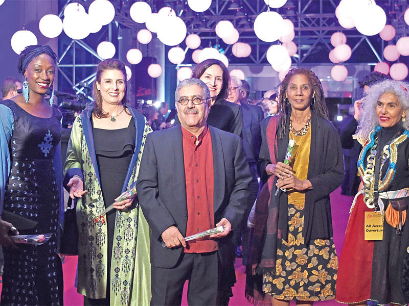 المخرج رضا الباهي يتوسط نخبة من ضيوف المهرجان 