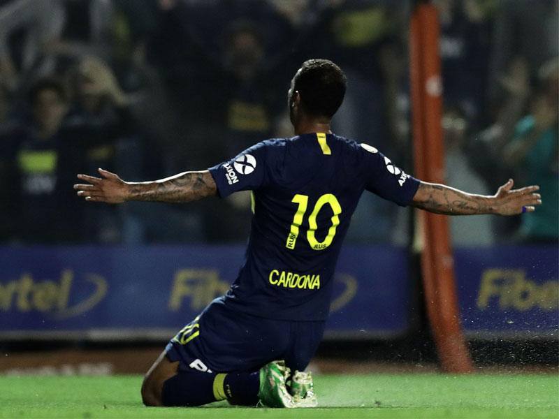 احتفل لاعب الوسط الكولومبي إدوين كاردونا في بوكا جونيورز بعد تسجيله الهدف الثاني للفريق