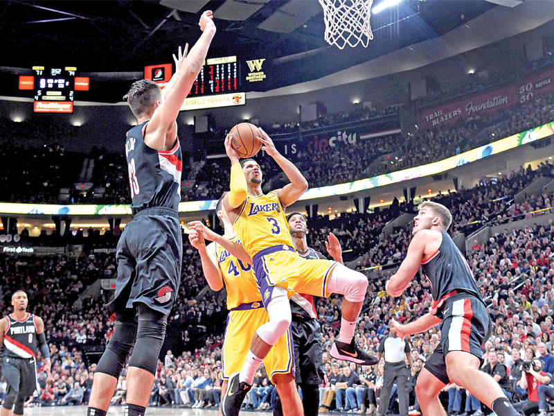 جانب من مباراة ليكرز وبورتلاند