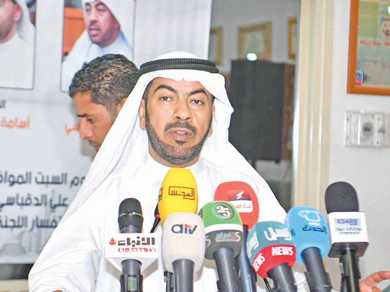 الدقباسي متحدثاً في الندوة أمسn