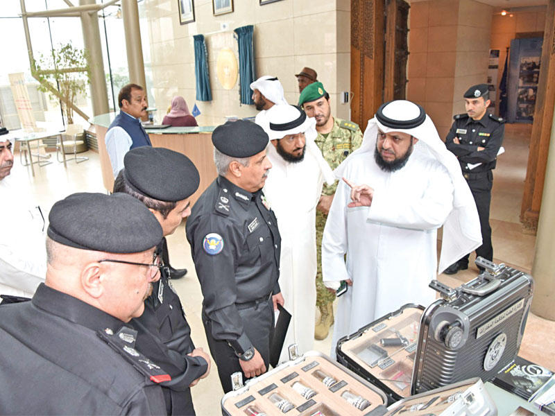 الجراح يستمع لشرح من الغضوري