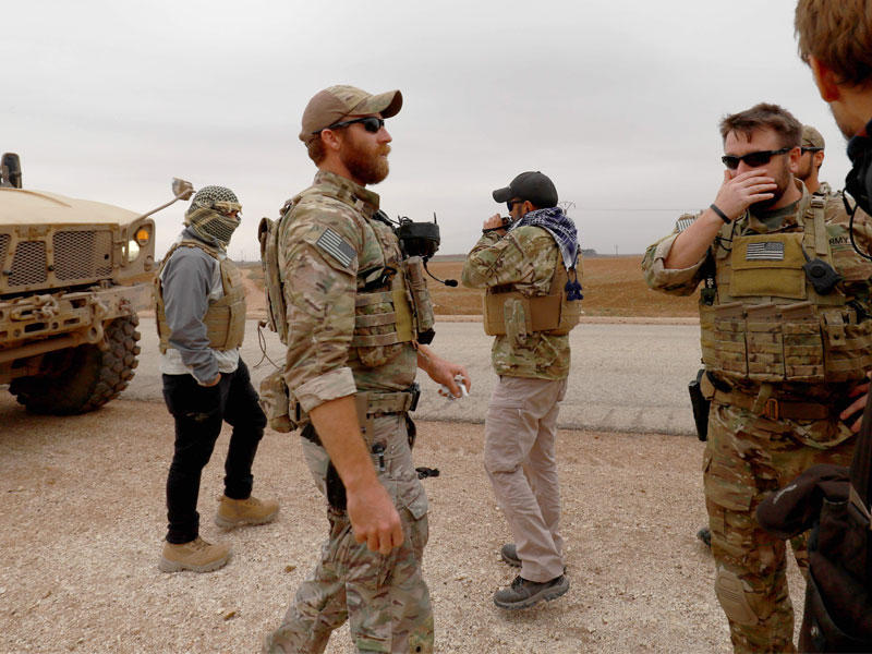 القوات الأمريكية وأفراد من القوات السورية