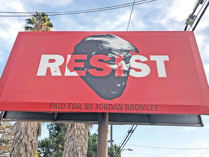 لافتة مناهضة لترامب في لوس أنجلس أمس       (أ ف  ب)