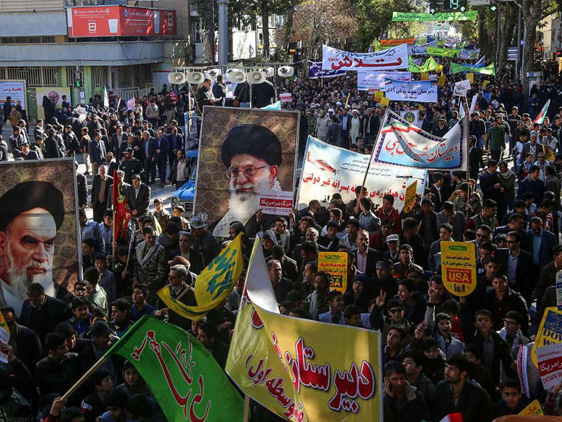 إيرانيون يتظاهرون ضد العقوبات بذكرى «اقتحام السفارة الأميركية» في طهران أمس (إرنا)