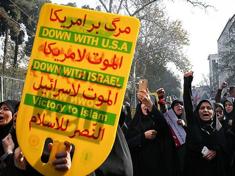 إيرانيات خلال تظاهرات ضد أميركا وإسرائيل في طهران أمس (رويترز)