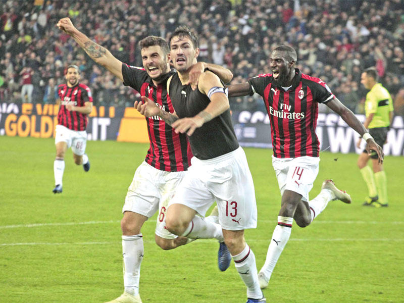 رومانيولي نجم ميلان يحتفل بهدفه