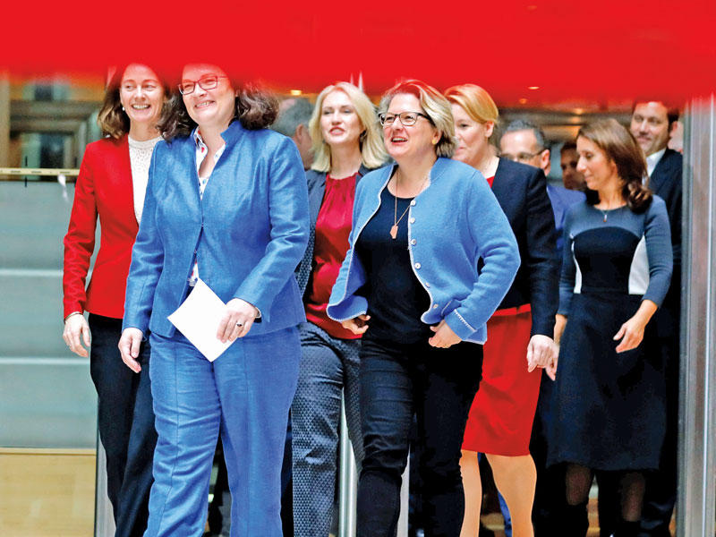 ناليس قبل مؤتمرها الصحافي في برلين أمس (رويترز)