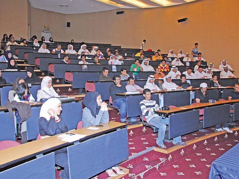 جانب من الطلبة في القاعات الدراسيةn