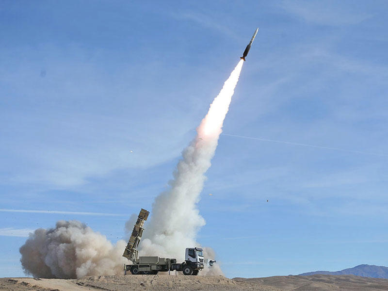 صاروخ ينطلق من على متن بطارية للدفاع الجوي خلال مناورات في إيران أمس (فارس)