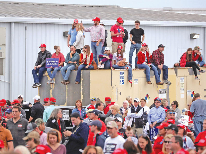 أنصار ترامب ينتظرون وصوله إلى مطار ماكون في جورجيا أمس الأولt (رويترز)