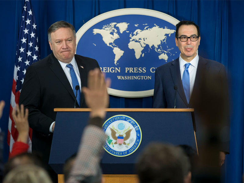 بومبيو ومنوشين خلال مؤتمرهما الصحافي في واشنطن أمس (آي بيتين)