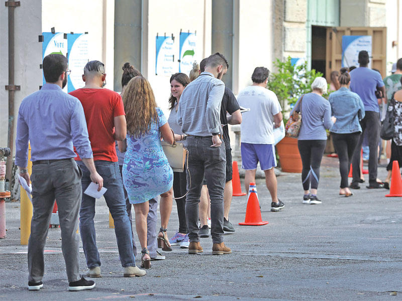 ناخبون يصطفون أمام مكتب اقتراع في ميامي أمس   (أ ف ب)