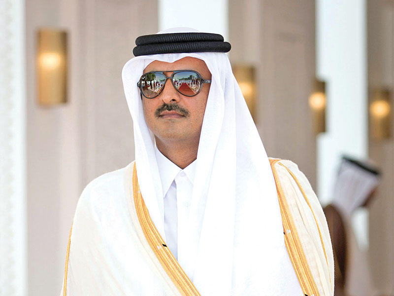 أمير قطر لدى وصوله إلى مجلس الشورى أمس (رويترز)