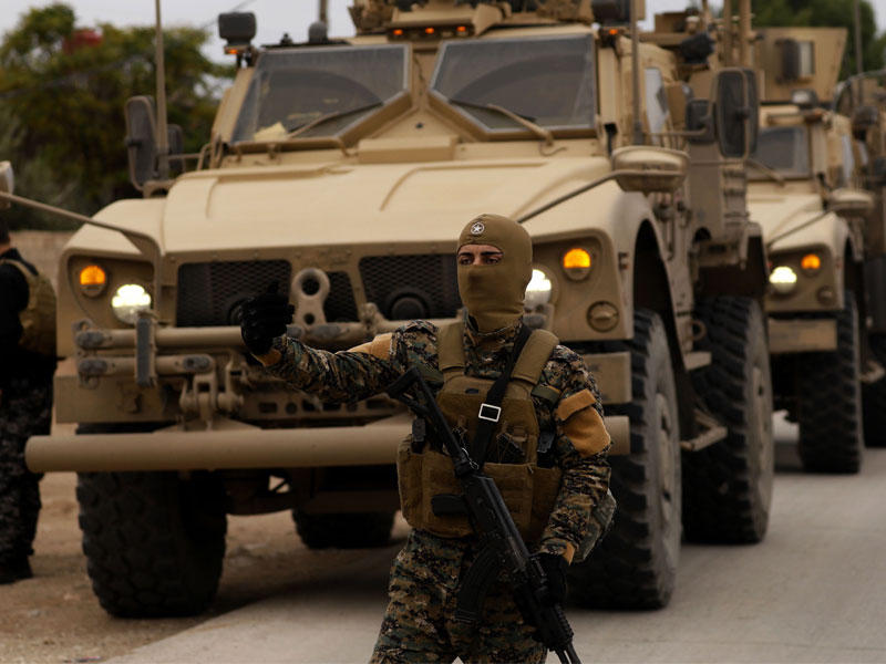 أفراد من القوات السورية  والجنود الأمريكيين