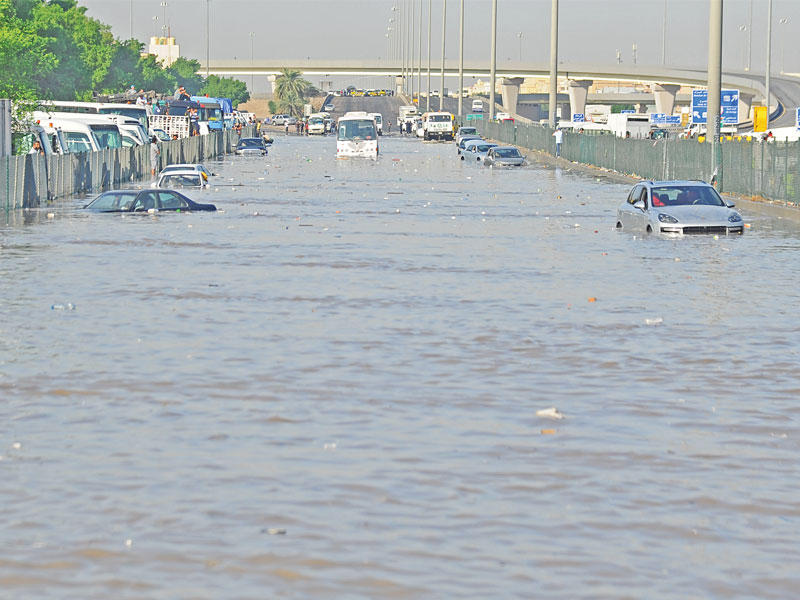 بحيرات تغرق شوارع البلاد أمس   (تصوير نوفل إبراهيم وعبدالله الخلف وعوض التعمري وميلاد غالي)