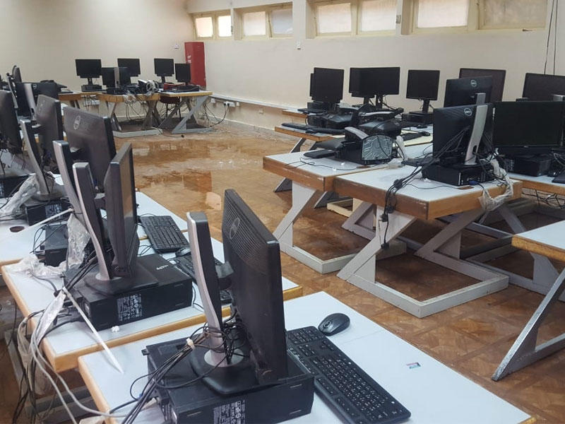 مياه الأمطار تصل إلى أحد مختبرات الحاسوب