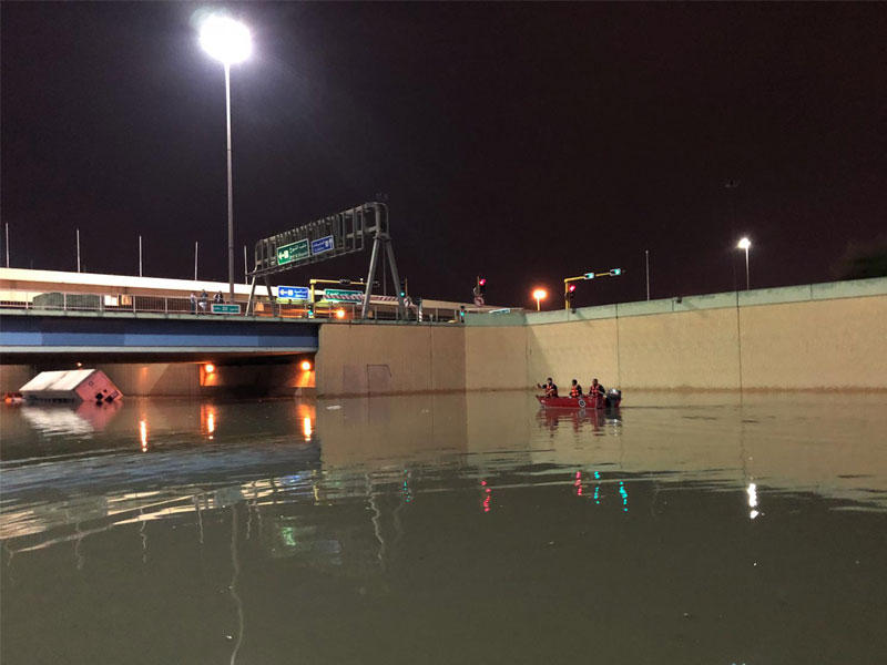 قارب لـ «الإطفاء» خلال إنقاذ سائق شاحنة عالق تحت جسر الغزالي فجر أمس