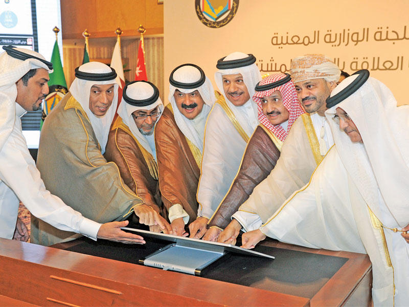 الجارالله والزياني مع رؤساء الوفود الخليجية المشاركة وهم يدشنون الموقع الإلكتروني