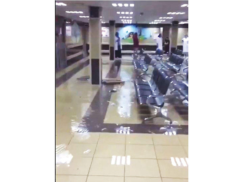 صورة فيديو توضح تسرب المياه إلى مستشفى الفروانية 
