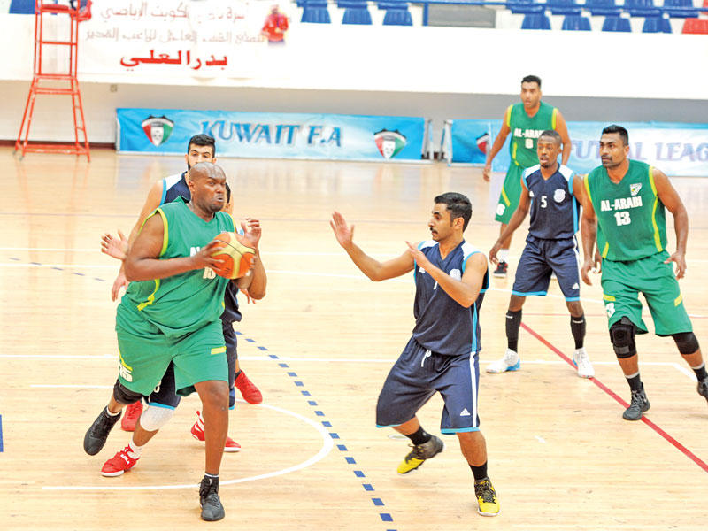 لاعب الفريق الأول لكرة السلة في النادي العربي محمد المطيري أثناء أحد المباريات