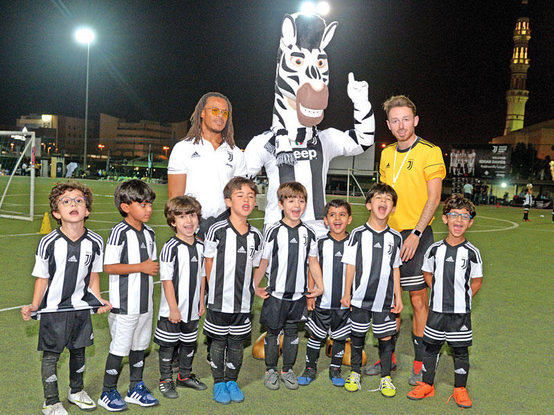 دافيز ولاعبو أكاديمية يوفنتوس الكويت