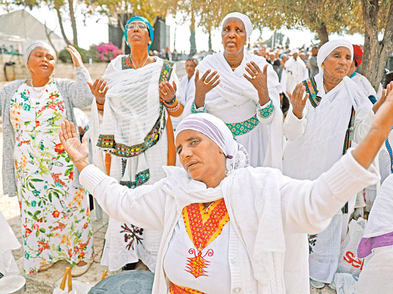 إسرائيليات من أصول إثيوبية يمارسن شعائر يهودية بمدينة القدس أمس (أ ف ب)