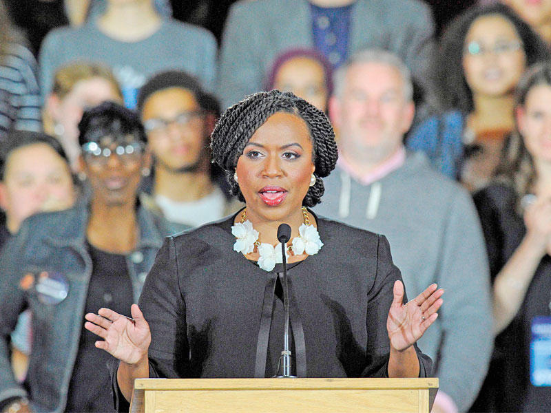 الديمقراطية أيانا بريسليا 